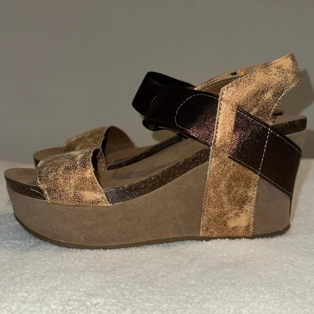 Yoki Brown and Gold Wedge Shoes with Modern Design. Size 9